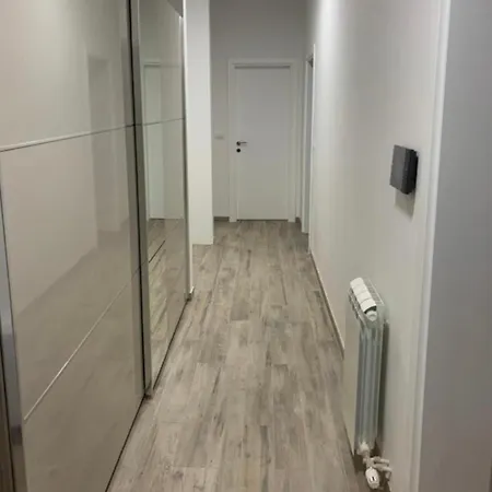 Appartamento Royal Aprtamani Aviv *